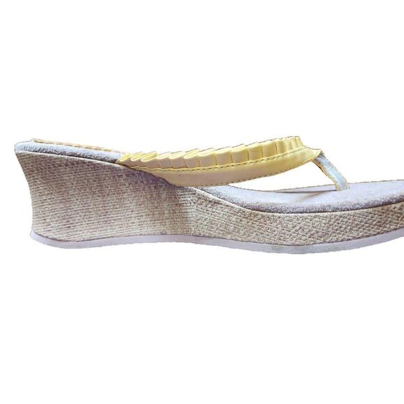 Womens MUDD Light Yellow Ruffled Wedge Thong Sandals Sz 8.5M - Picture 3 of 4